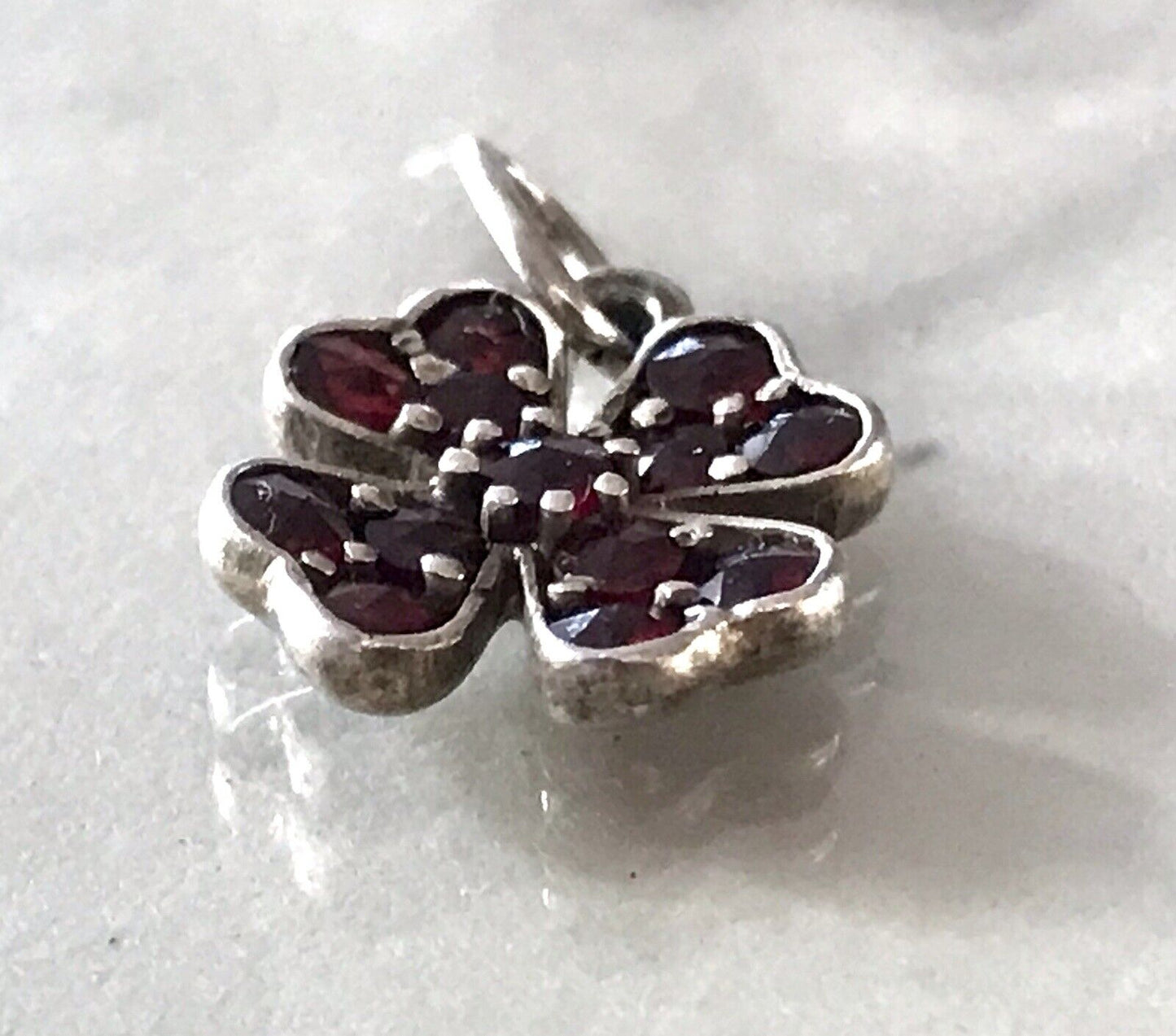 Antik Vintage Edel Glücksbringer Kleeblatt Anhänger 900 Silber Granatsteine