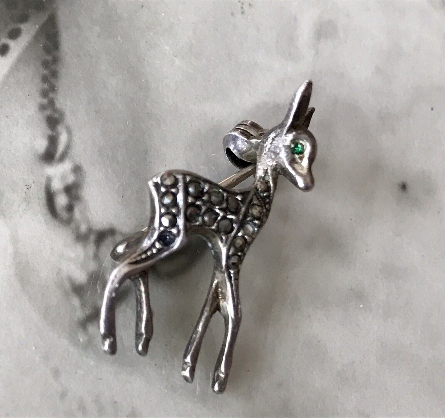 Antik Art Déco Edel Brosche Silber 835 Markasite Rehkitz Grüne Augen