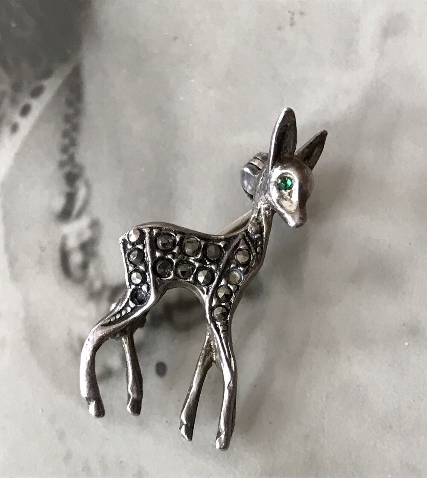 Antik Art Déco Edel Brosche Silber 835 Markasite Rehkitz Grüne Augen