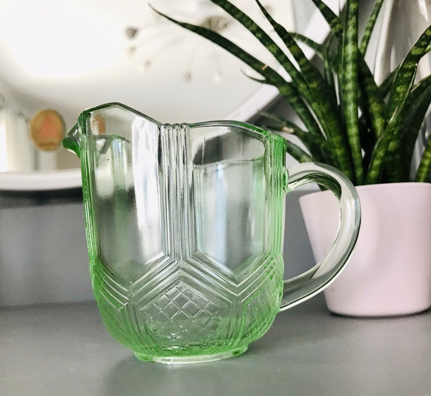 Antik Art Déco Pressglas Sahnegießer Milchkännchen Kännchen Glas kanariengrün