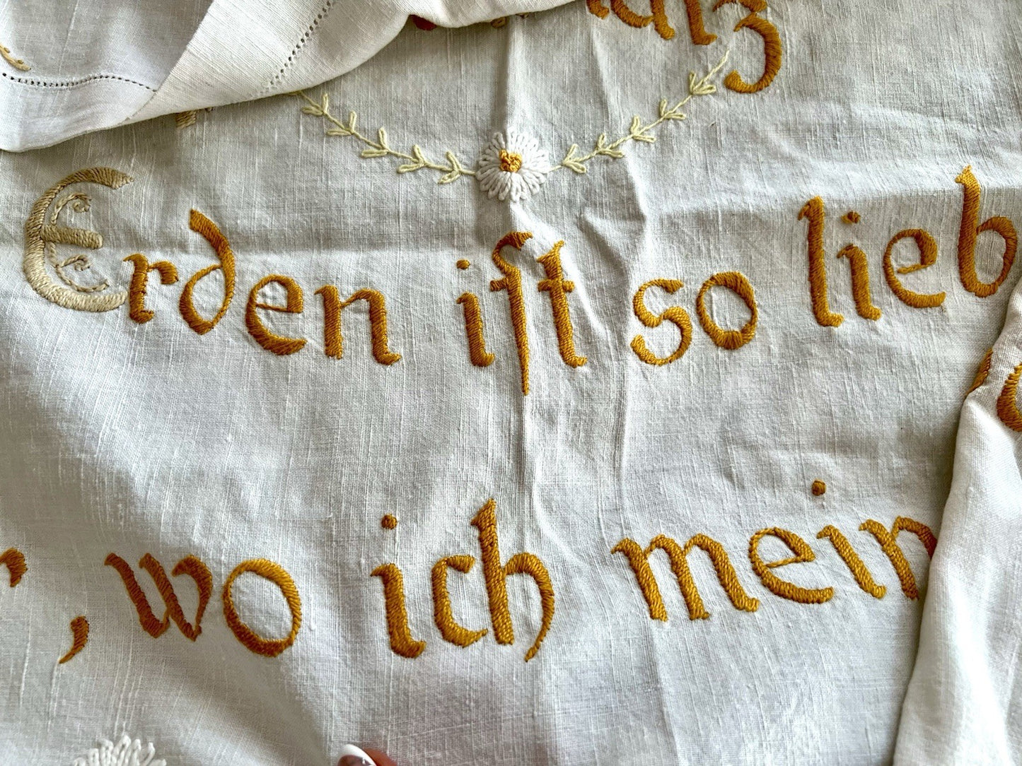 Antik Wandbehang Gardine „Kein Platz auf Erden ist so lieb und traut Leinen