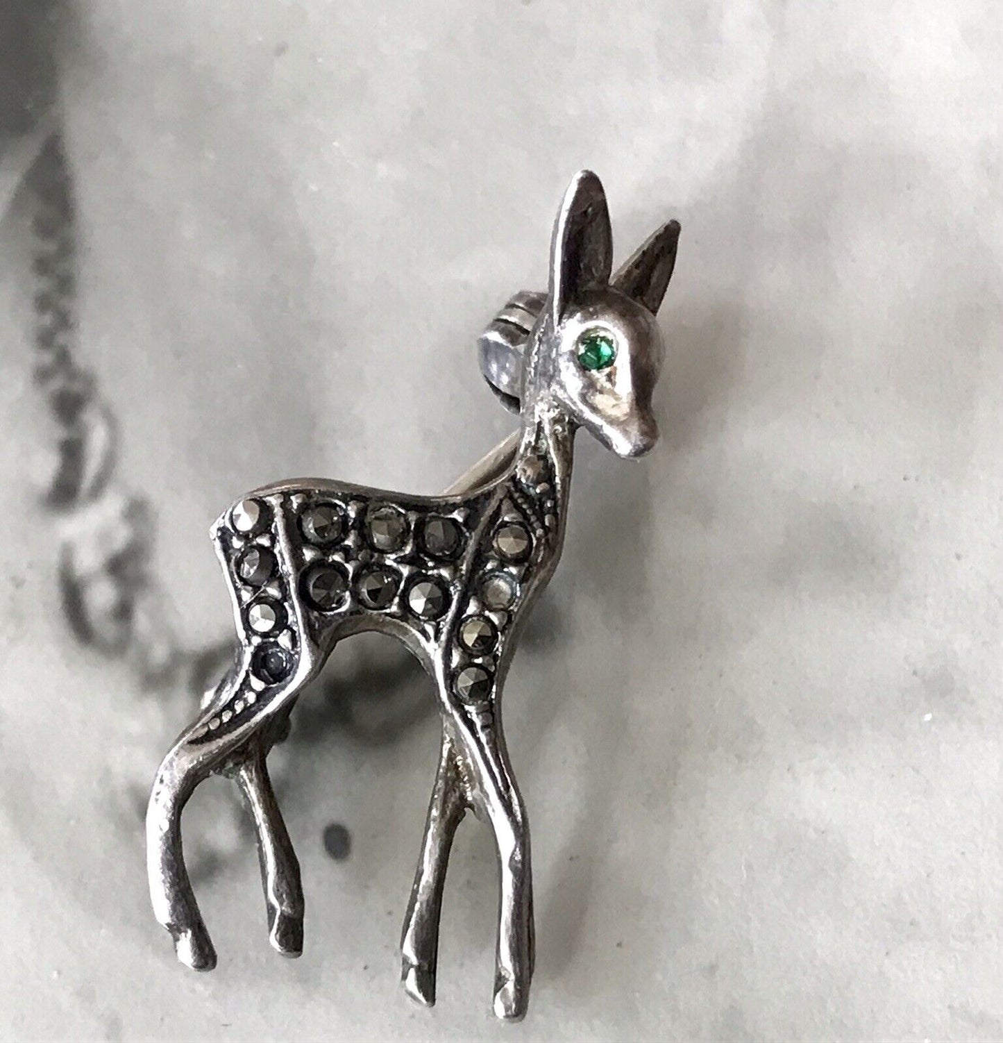 Antik Art Déco Edel Brosche Silber 835 Markasite Rehkitz Grüne Augen