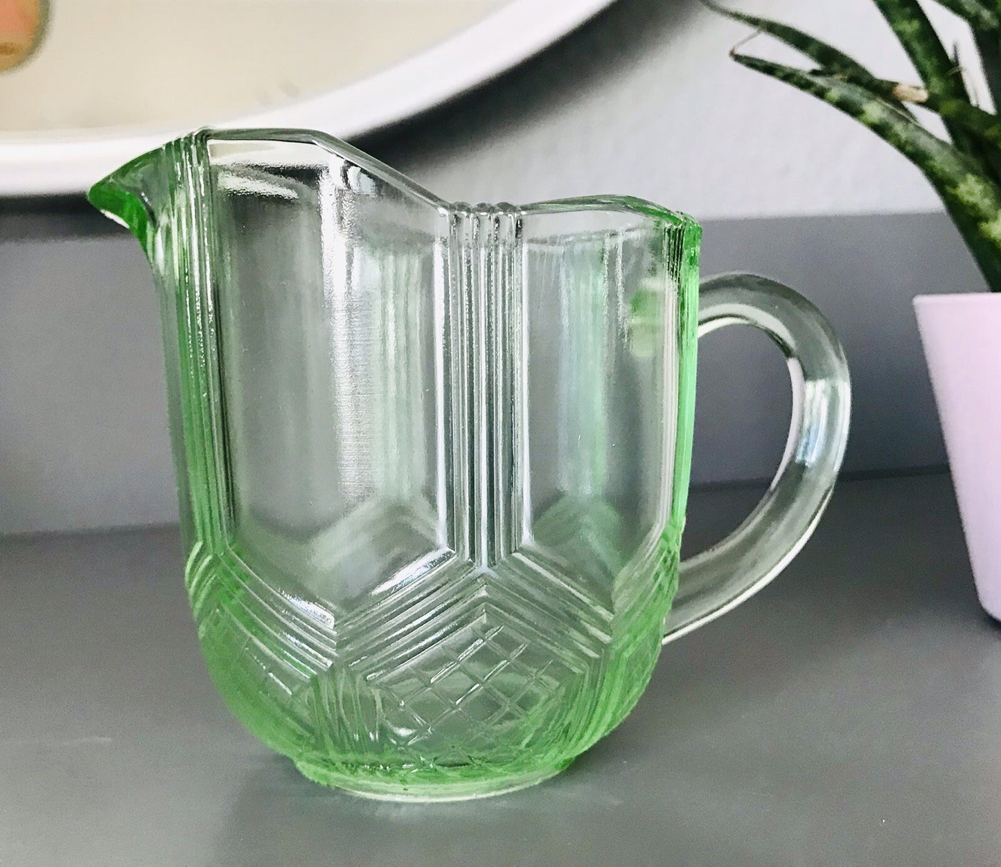 Antik Art Déco Pressglas Sahnegießer Milchkännchen Kännchen Glas kanariengrün