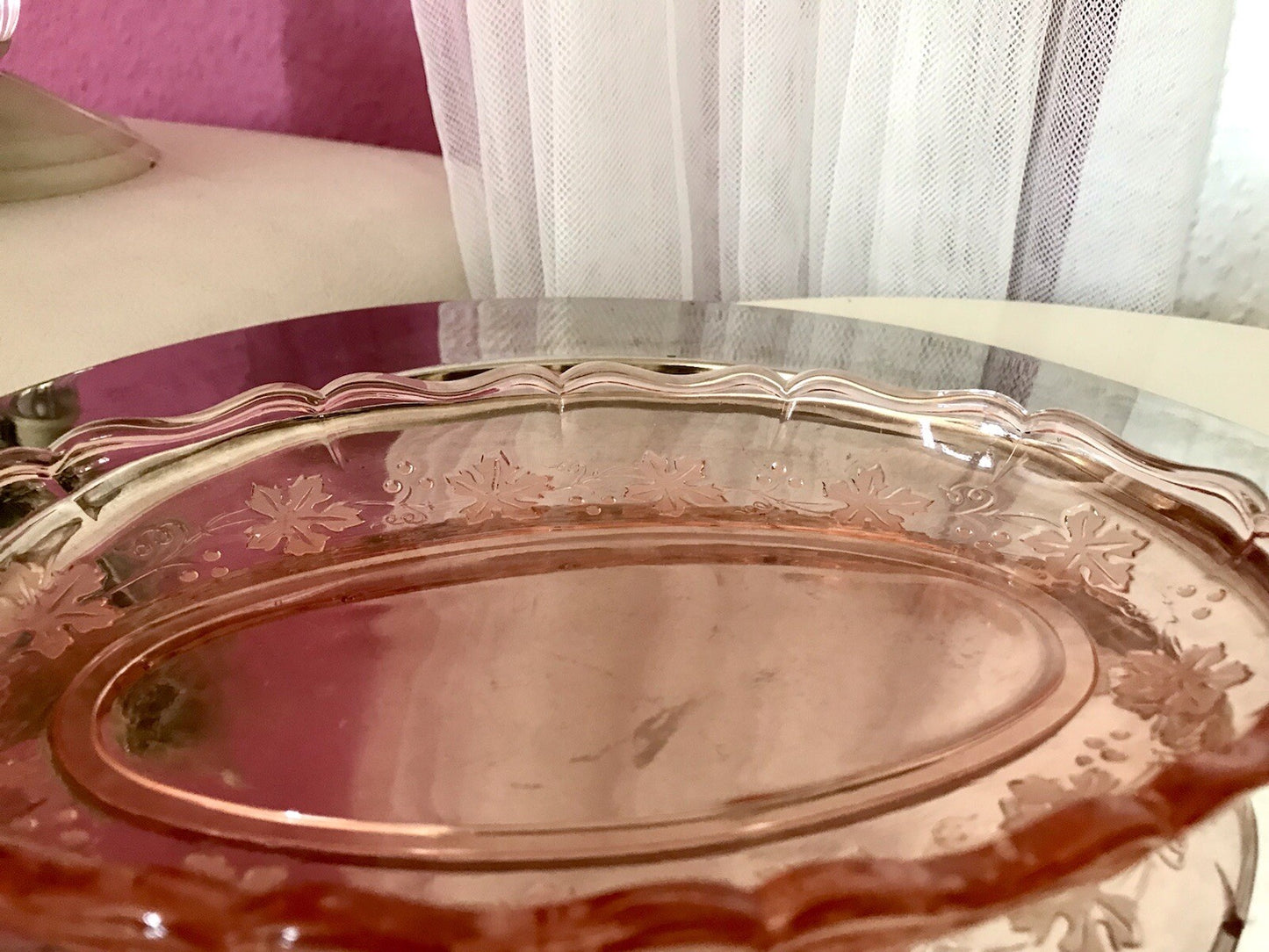 Antik Art Déco Pressglas ovale Schale Tablett Rosalin Rosa Glas Weinranken