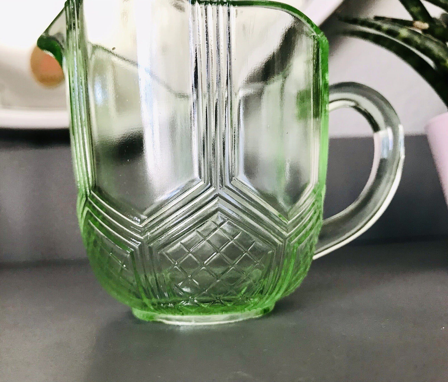Antik Art Déco Pressglas Sahnegießer Milchkännchen Kännchen Glas kanariengrün