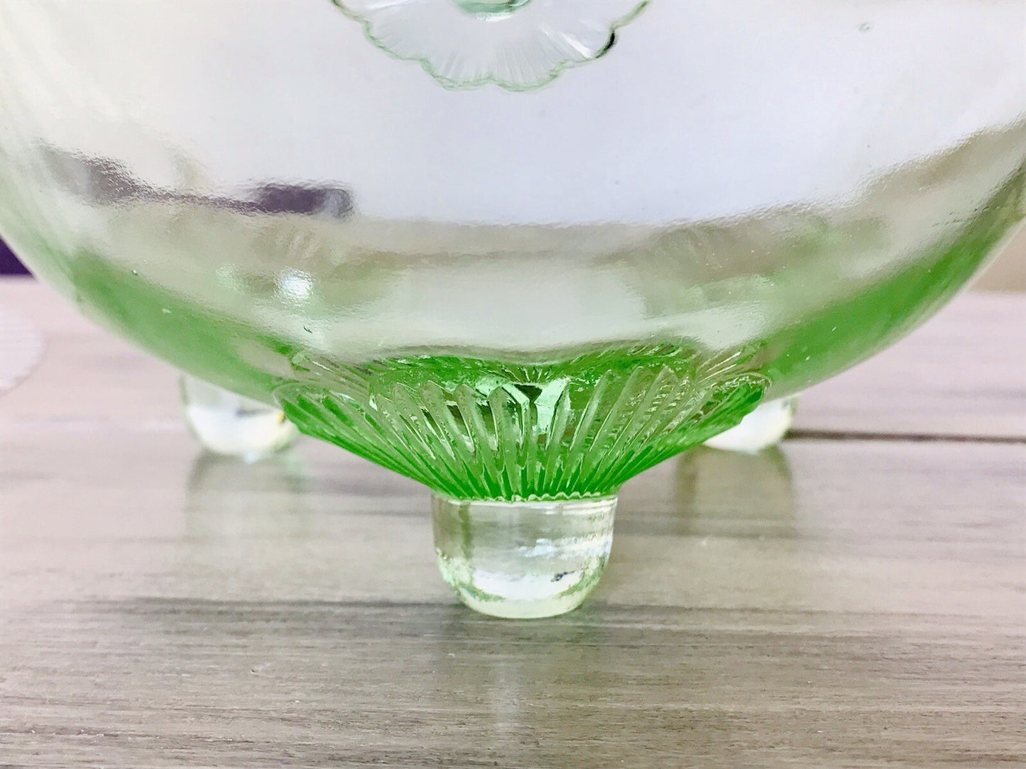 Antik Art Déco kanarien grün Pressglas Schale Glas dreipassig markant Blumen