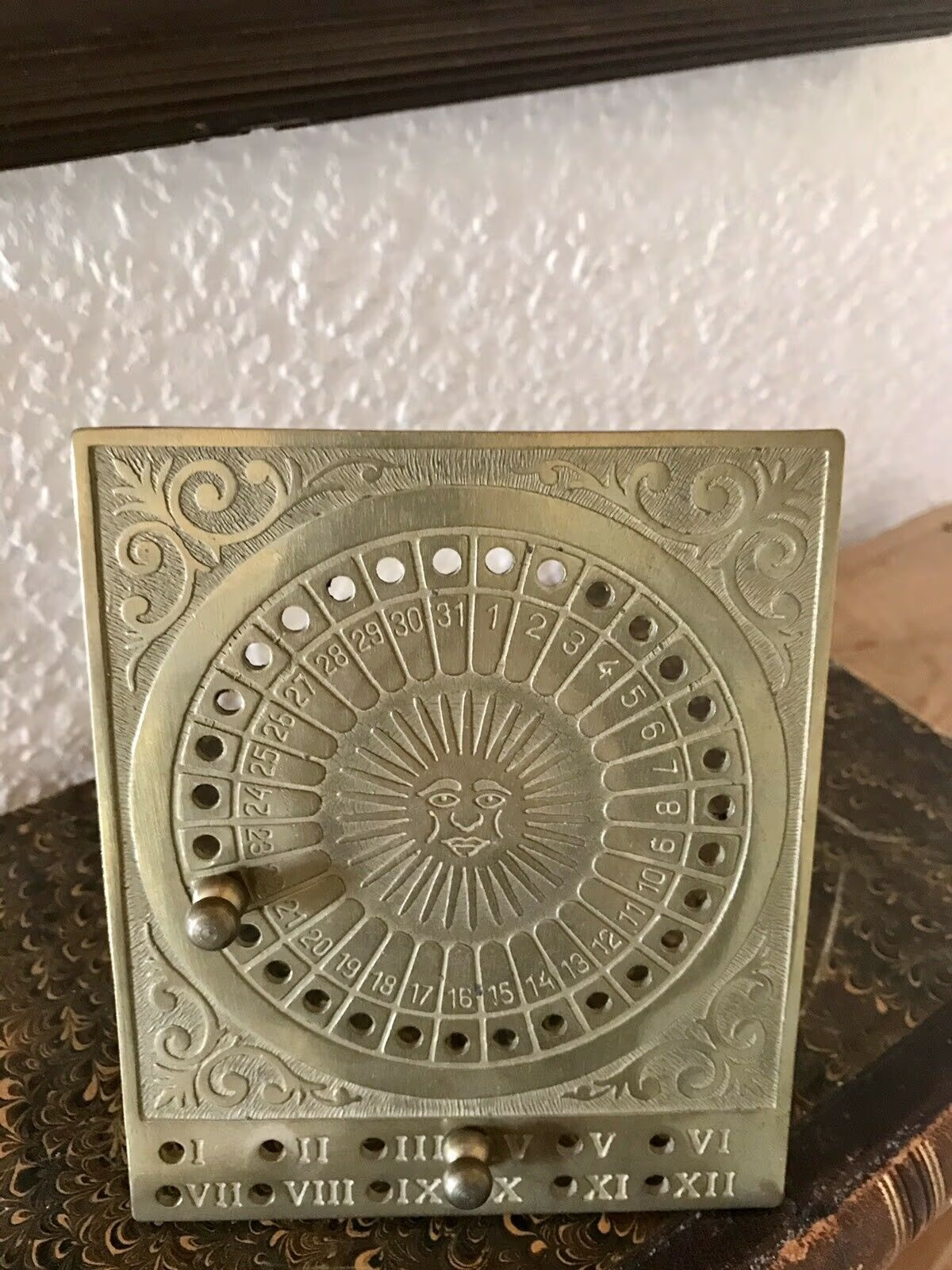 Vintage Messing ewiger Kalender sehr dekorativ