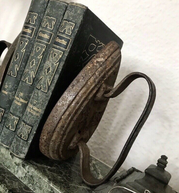 Antik alt 2 Bügeleisen Eisen Bandhenkel Auch als Buchstützen 1 mit Ligatur!