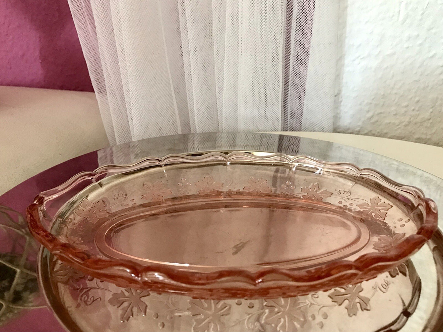 Antik Art Déco Pressglas ovale Schale Tablett Rosalin Rosa Glas Weinranken