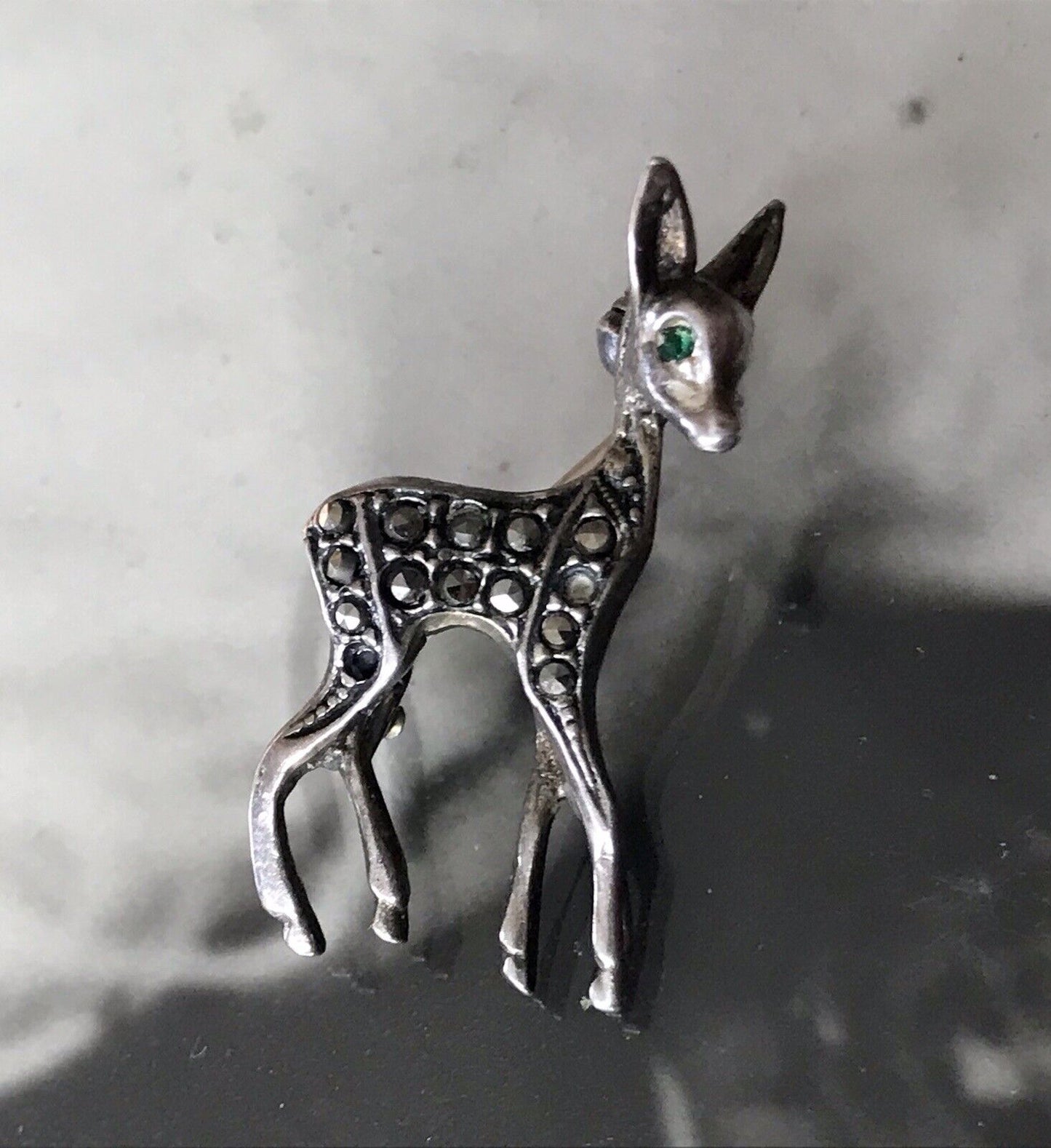 Antik Art Déco Edel Brosche Silber 835 Markasite Rehkitz Grüne Augen