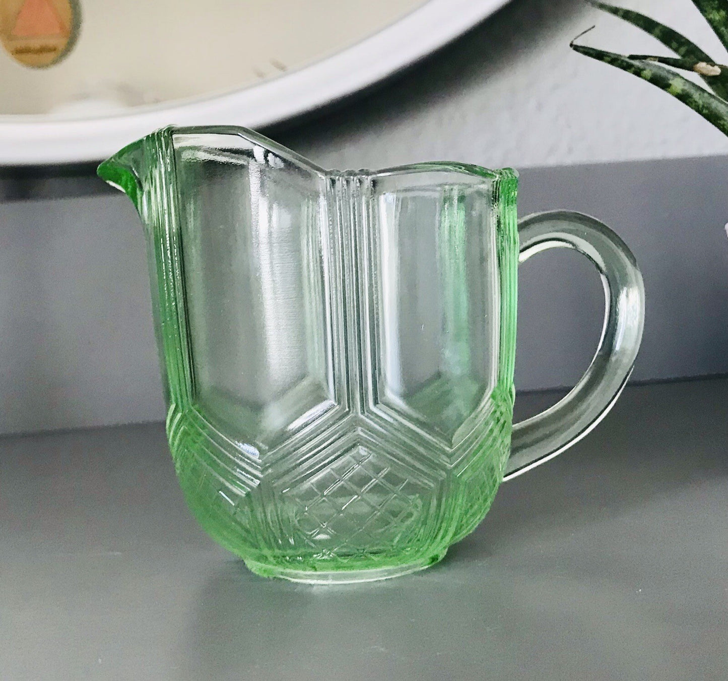 Antik Art Déco Pressglas Sahnegießer Milchkännchen Kännchen Glas kanariengrün
