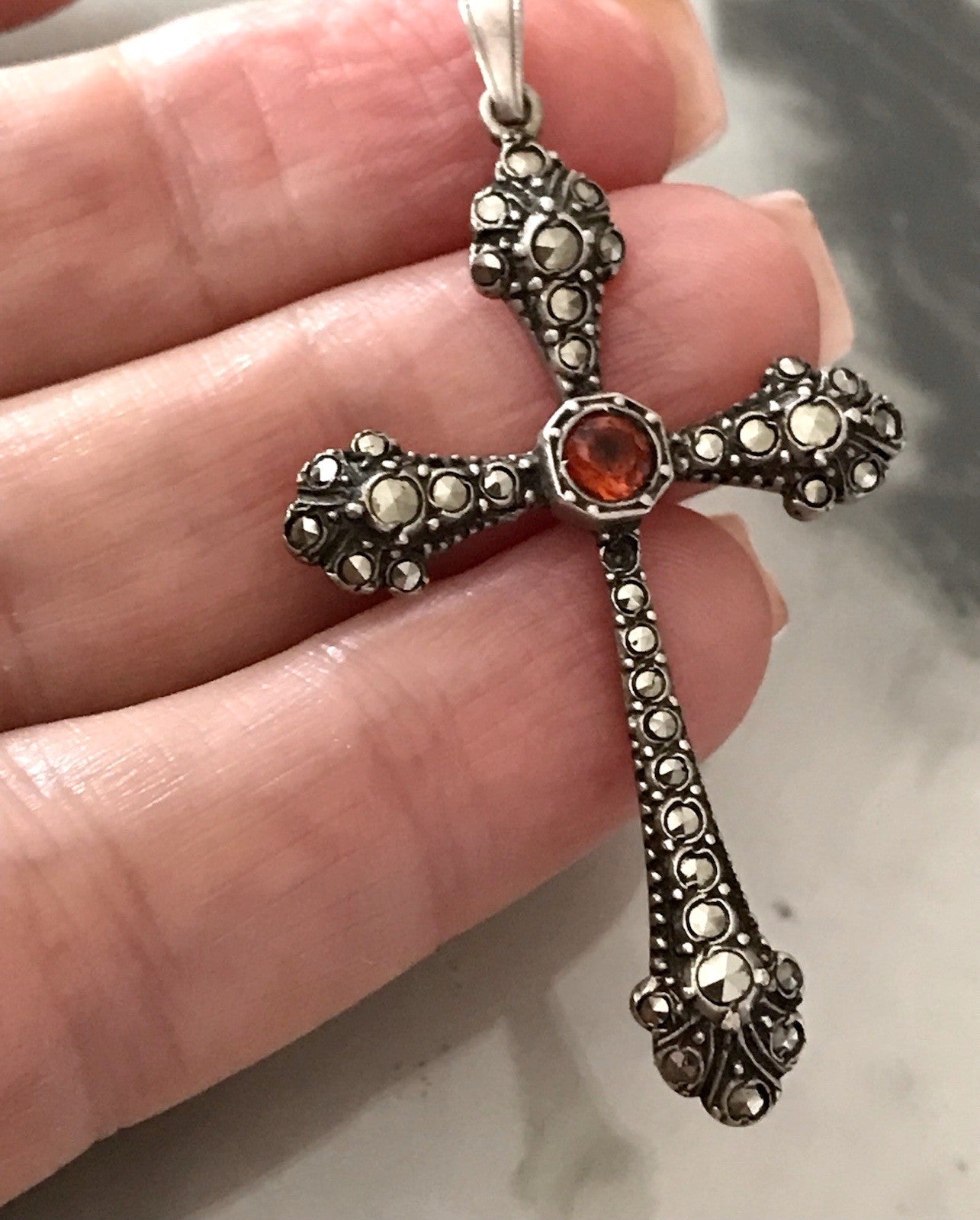 Antik Art Déco Silber Kreuz Anhänger Kettenanhänger rubinroter Stein Markasite