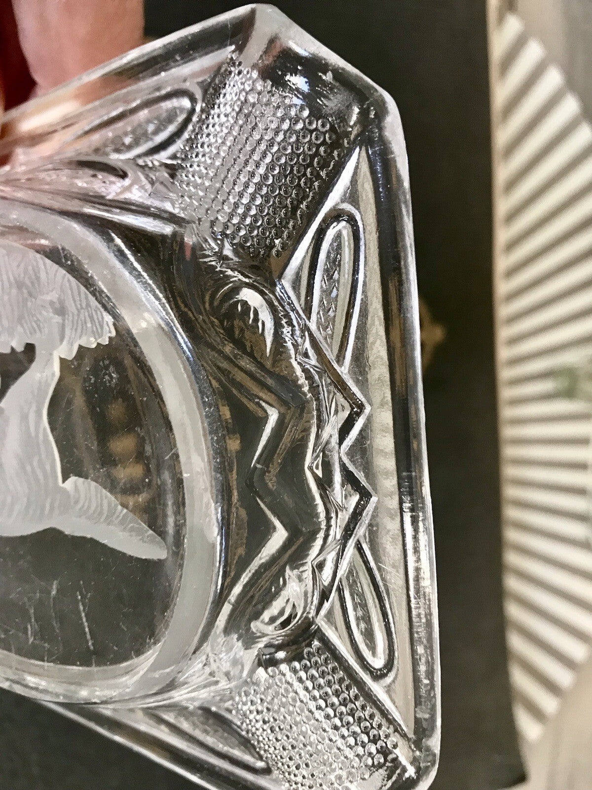 Antik alt Jugendstil Aschenbecher Ascher farblos Glas Pressglas Jagdszene Hund