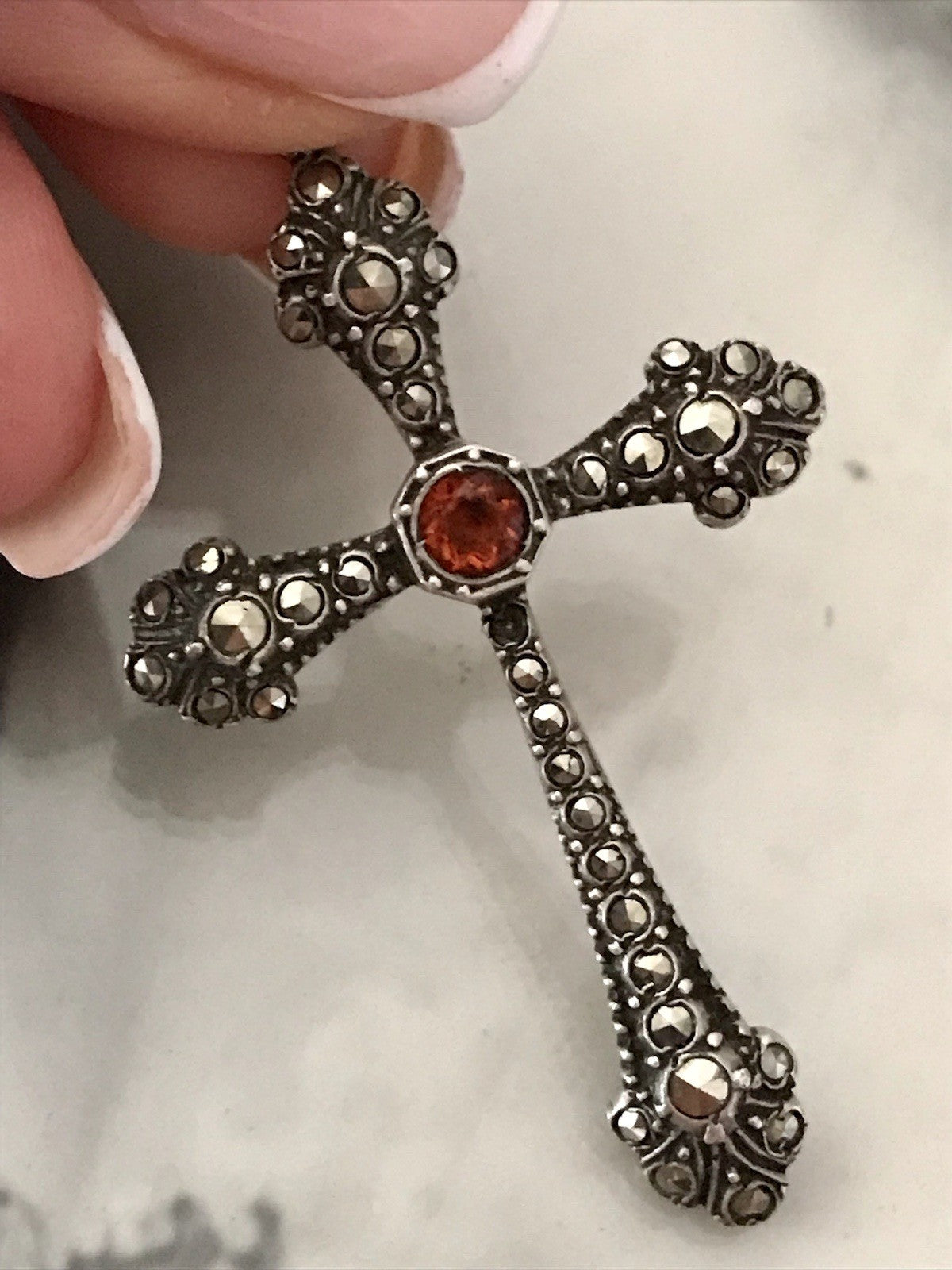 Antik Art Déco Silber Kreuz Anhänger Kettenanhänger rubinroter Stein Markasite