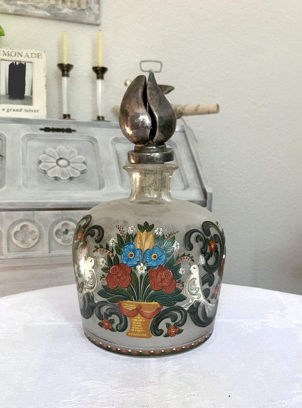 Alt Vintage Design Karaffe Dekanter versilberter Stopfen Bauernmotiv