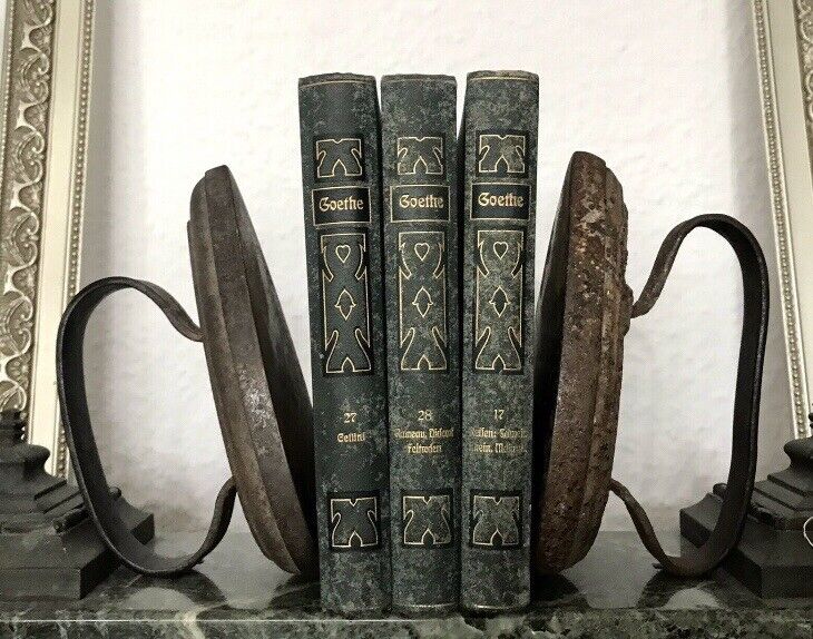 Antik alt 2 Bügeleisen Eisen Bandhenkel Auch als Buchstützen 1 mit Ligatur!
