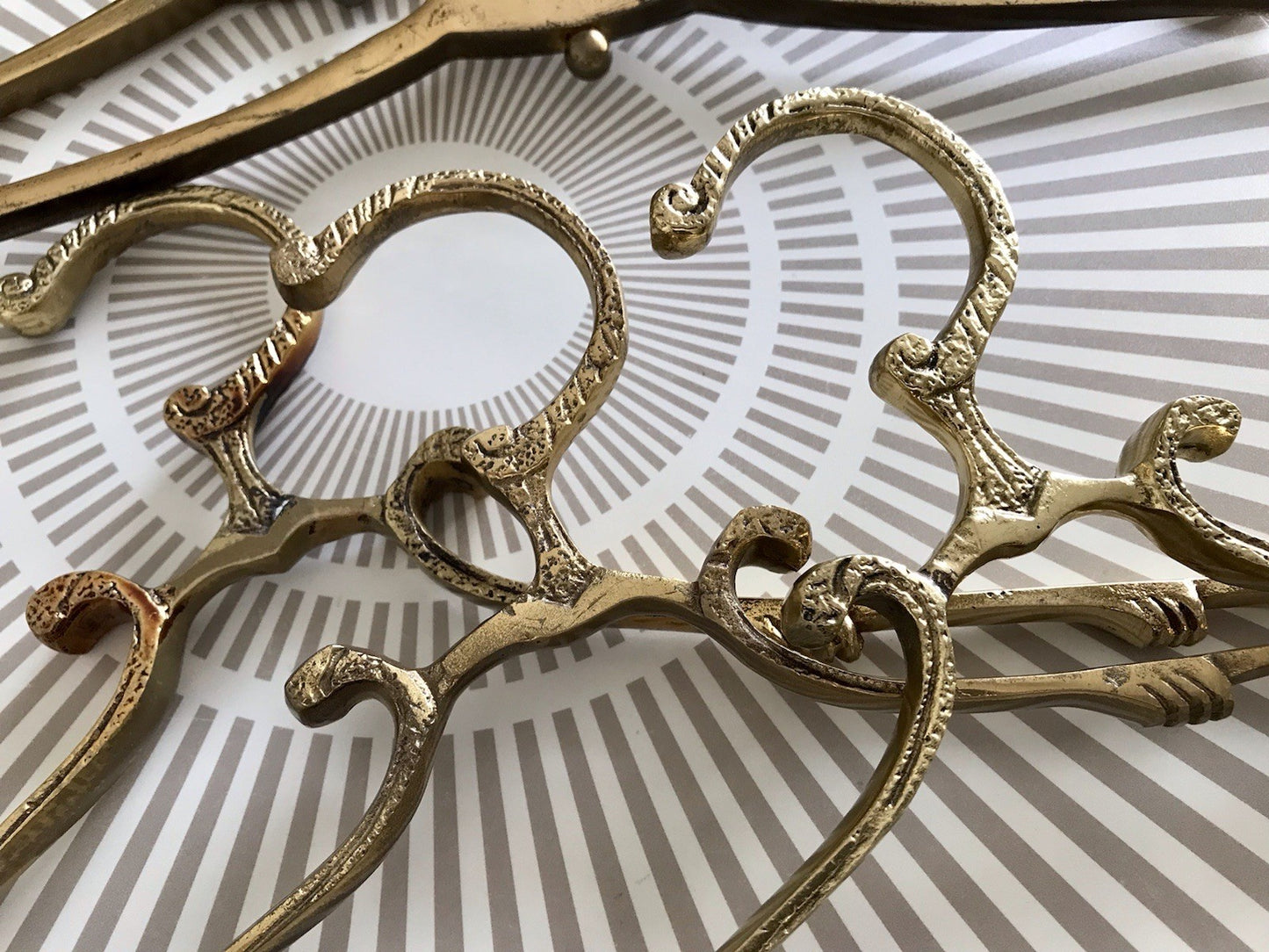 Antik? Alt Vintage 7 x Kleiderbügel Messing massiv 3 Designs