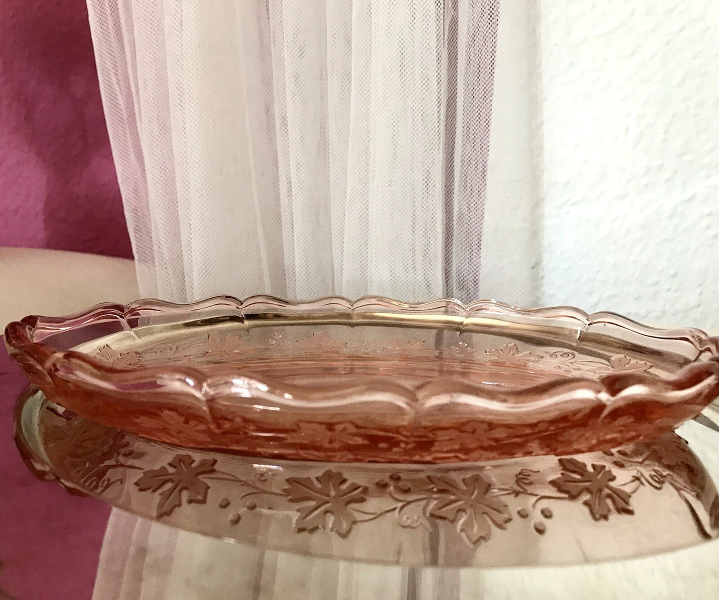 Antik Art Déco Pressglas ovale Schale Tablett Rosalin Rosa Glas Weinranken