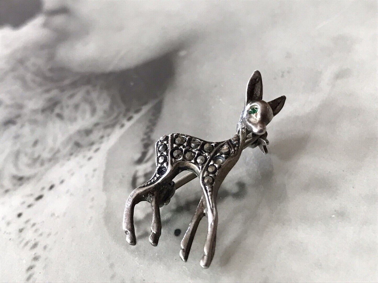 Antik Art Déco Edel Brosche Silber 835 Markasite Rehkitz Grüne Augen