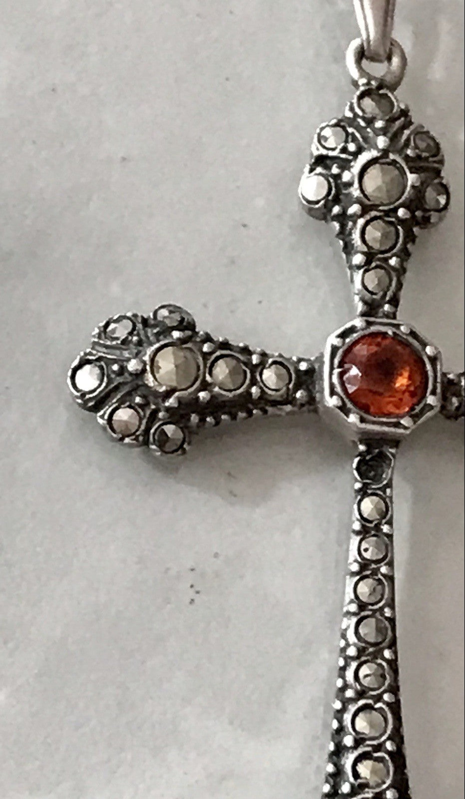 Antik Art Déco Silber Kreuz Anhänger Kettenanhänger rubinroter Stein Markasite