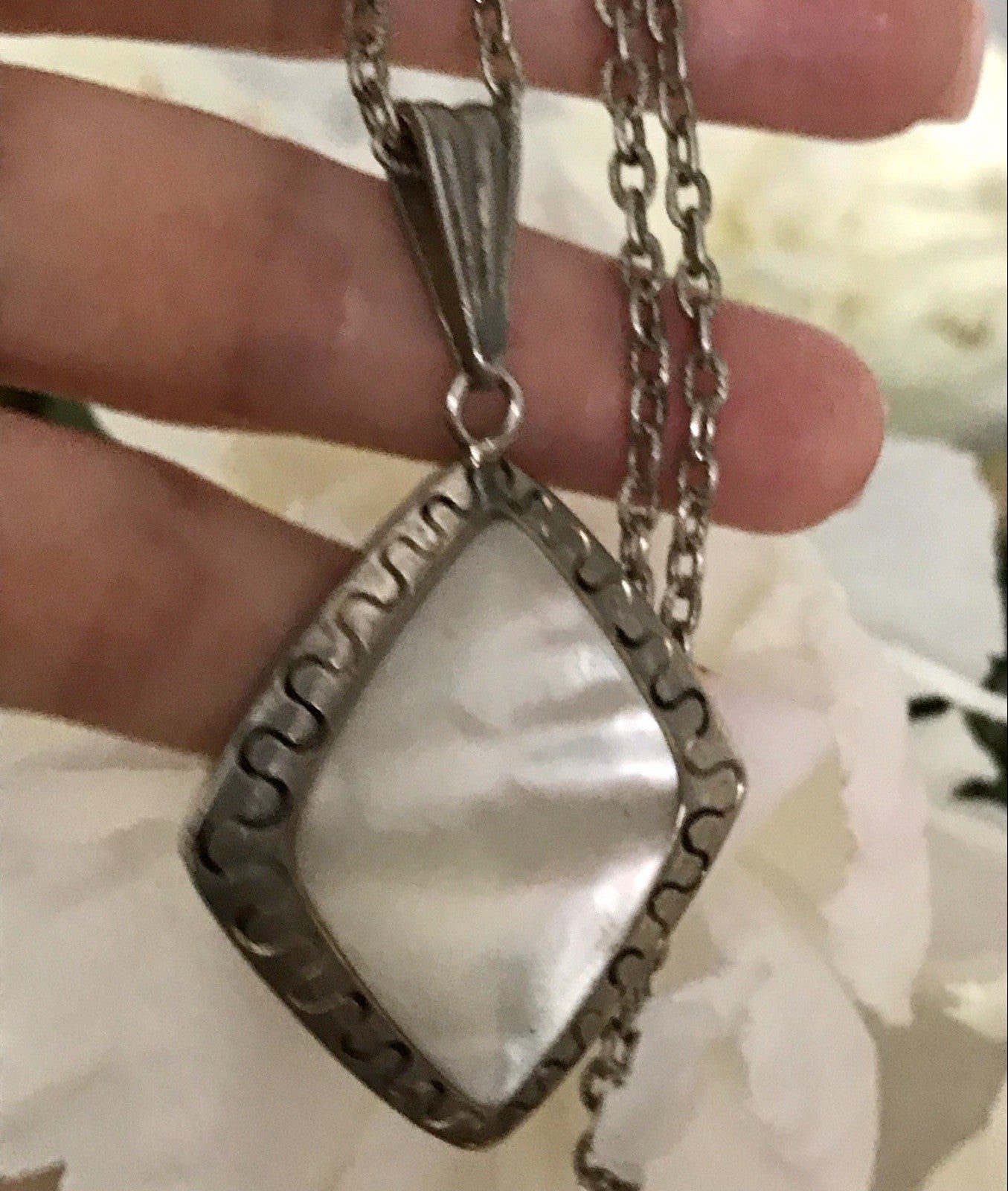 Antik Art Déco versilbert Halskette Perlmutt?Stein Anhänger AH