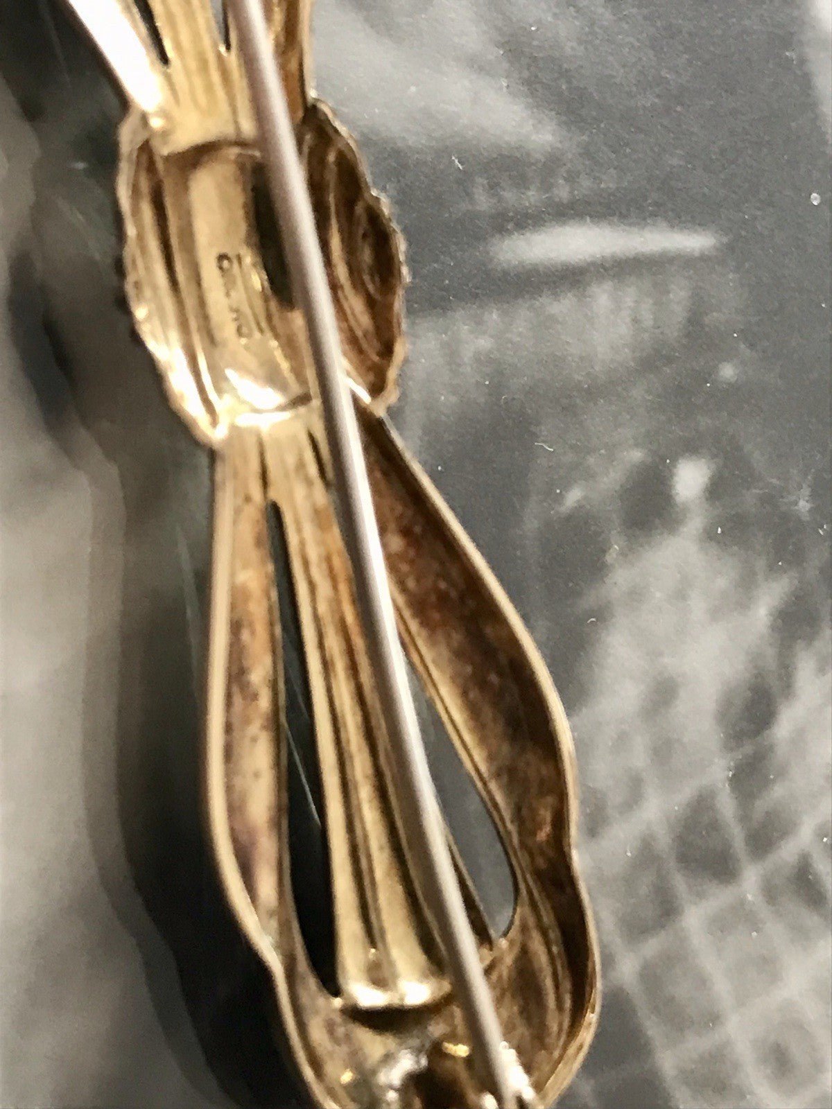 Antik Art Déco Brosche Oresto vergoldet Schleife