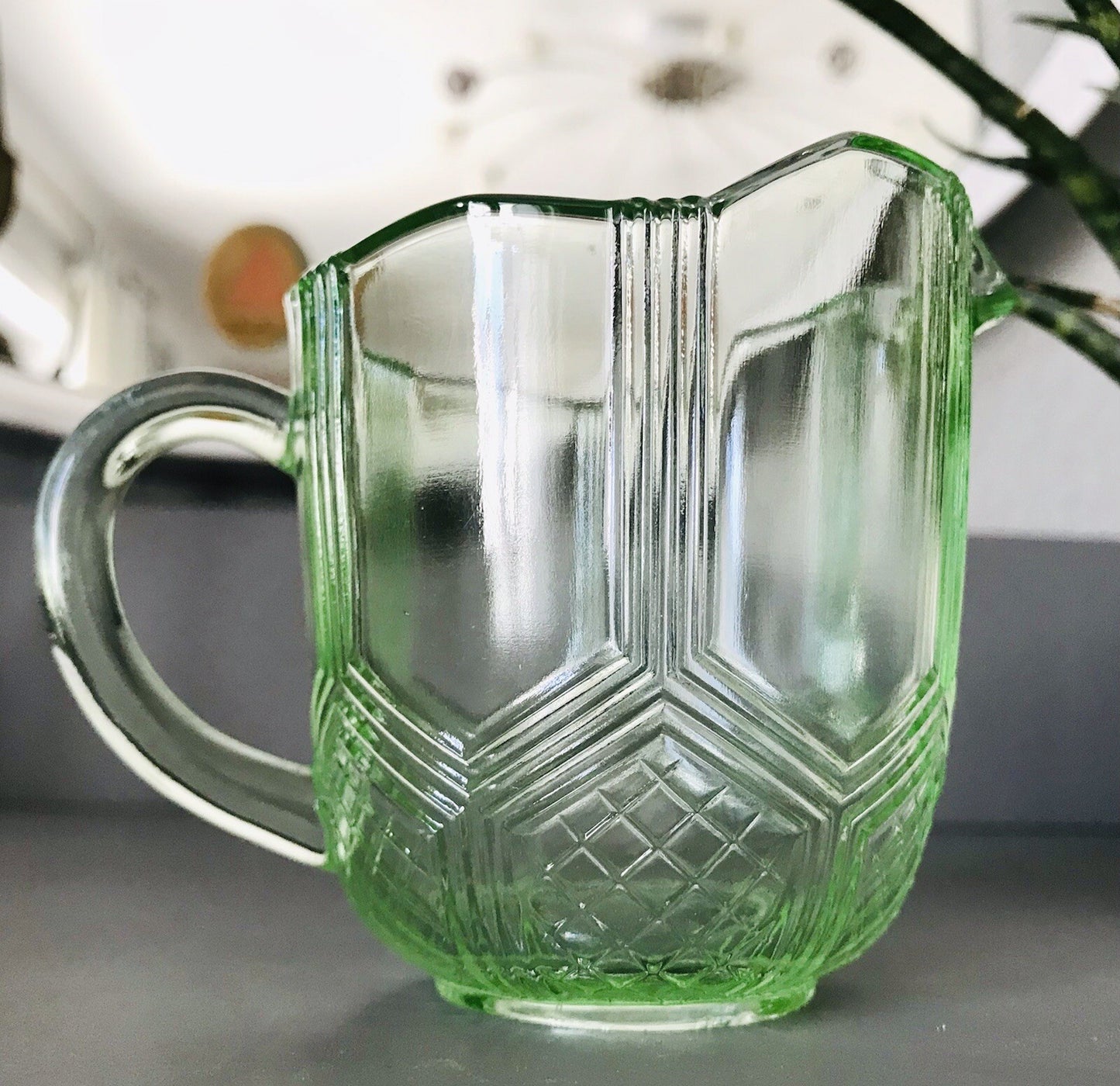 Antik Art Déco Pressglas Sahnegießer Milchkännchen Kännchen Glas kanariengrün