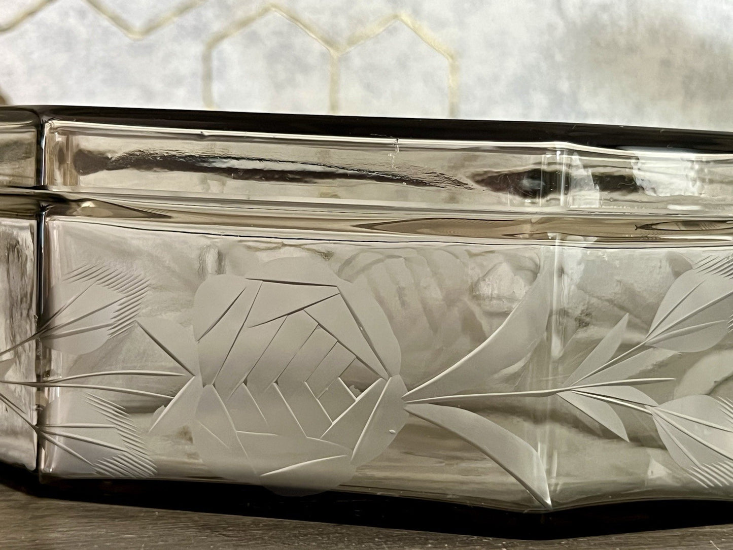 Antik Art Déco geschliffen Dose Schatulle Glas Rauchglas kantig Rosen-Motiv