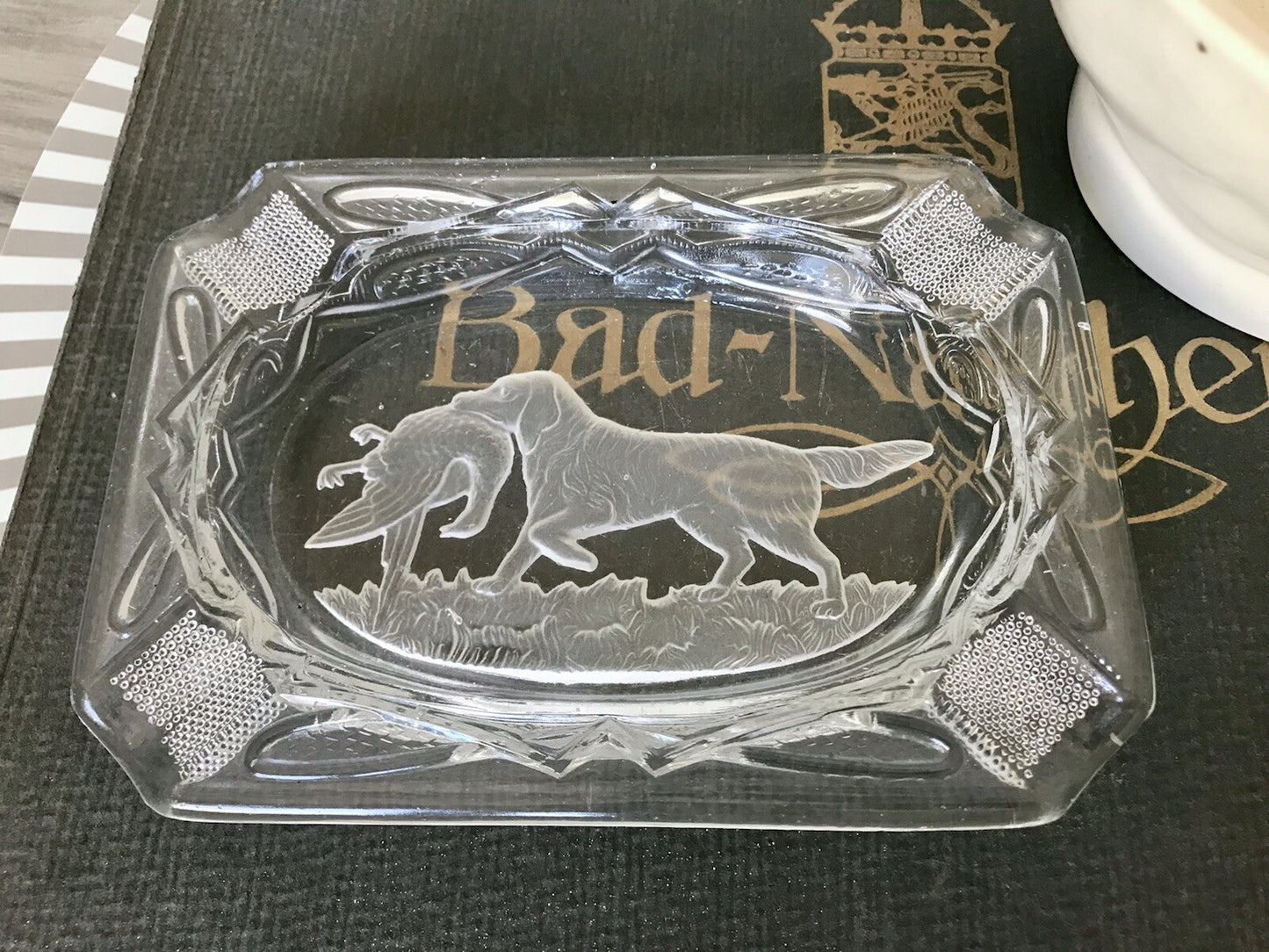 Antik alt Jugendstil Aschenbecher Ascher farblos Glas Pressglas Jagdszene Hund