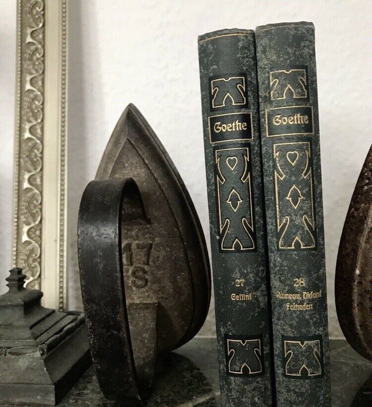 Antik alt 2 Bügeleisen Eisen Bandhenkel Auch als Buchstützen 1 mit Ligatur!