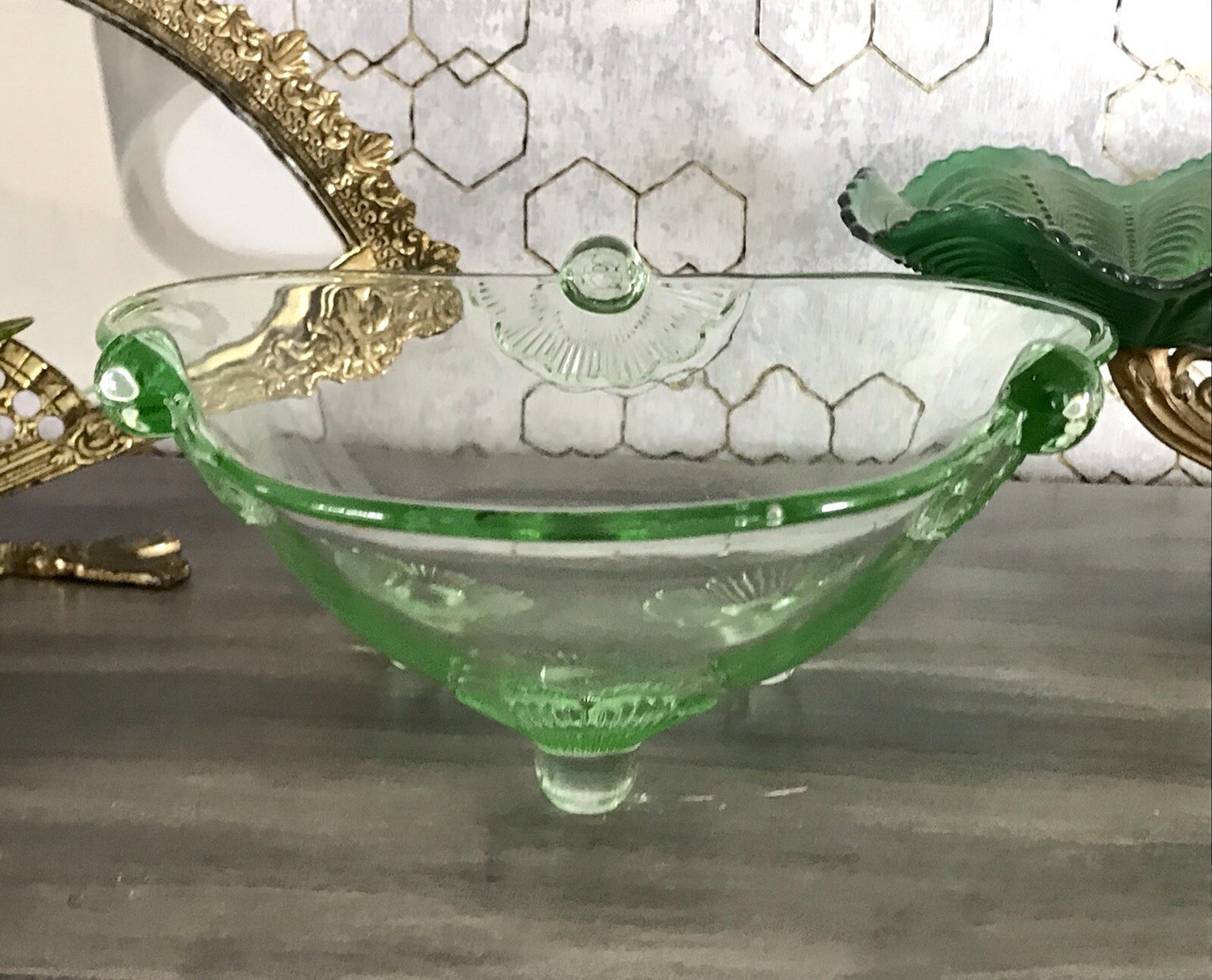 Antik Art Déco kanarien grün Pressglas Schale Glas dreipassig markant Blumen