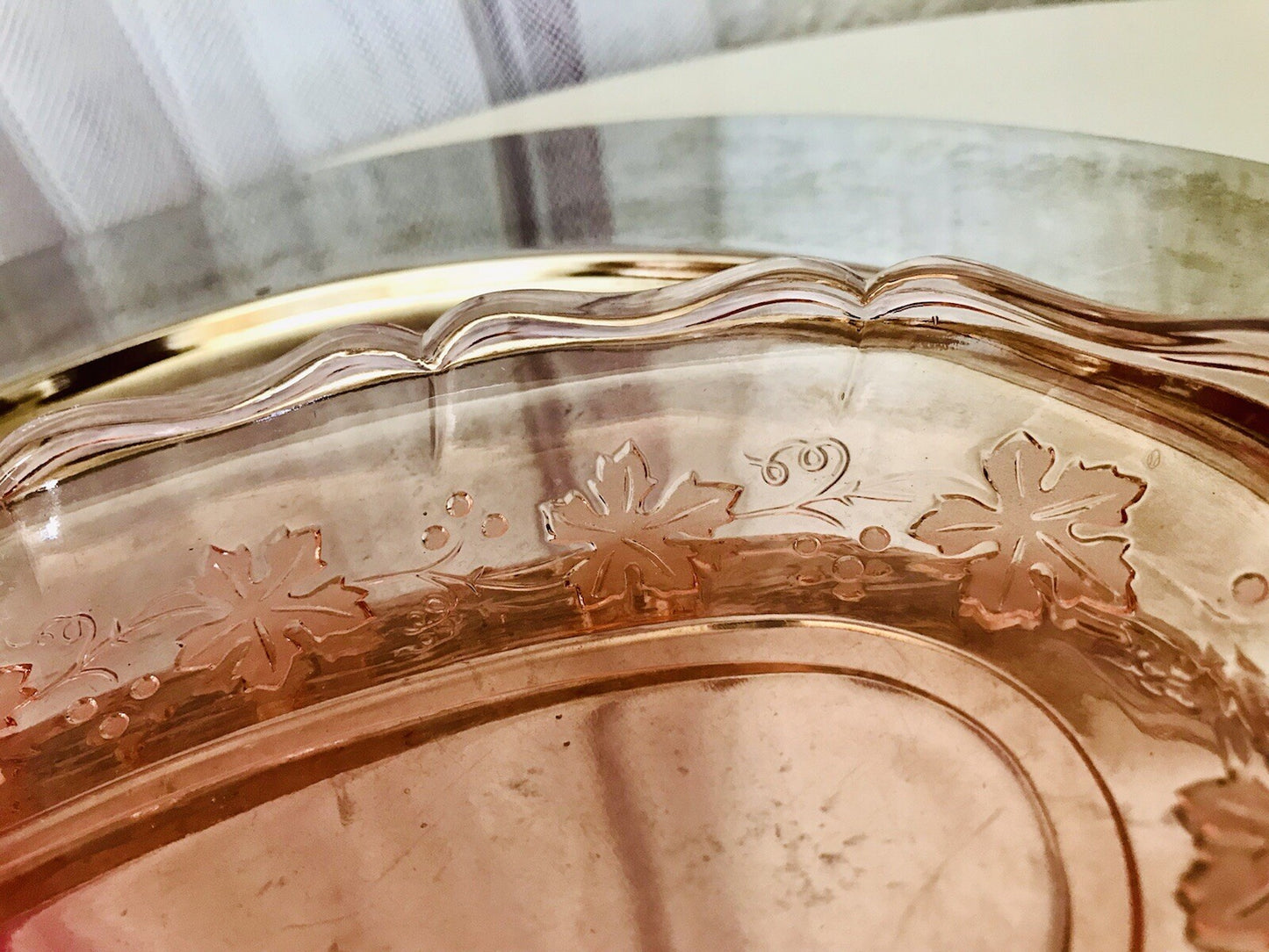 Antik Art Déco Pressglas ovale Schale Tablett Rosalin Rosa Glas Weinranken