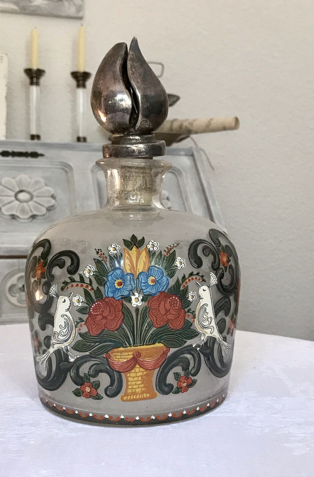 Alt Vintage Design Karaffe Dekanter versilberter Stopfen Bauernmotiv