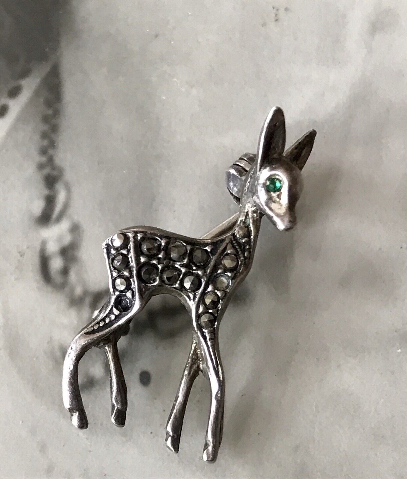 Antik Art Déco Edel Brosche Silber 835 Markasite Rehkitz Grüne Augen