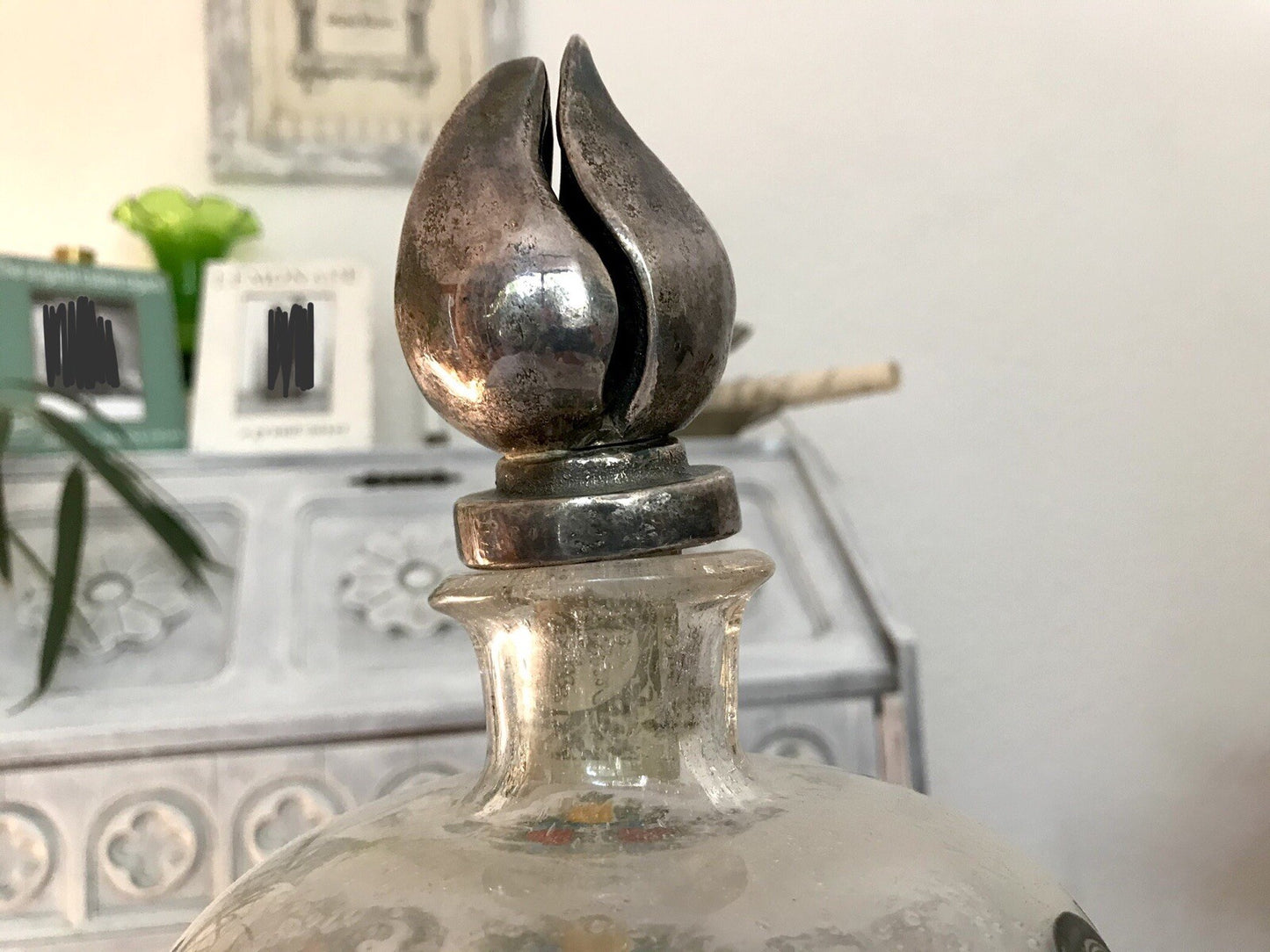 Alt Vintage Design Karaffe Dekanter versilberter Stopfen Bauernmotiv