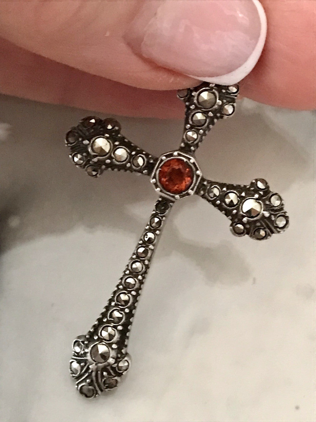 Antik Art Déco Silber Kreuz Anhänger Kettenanhänger rubinroter Stein Markasite