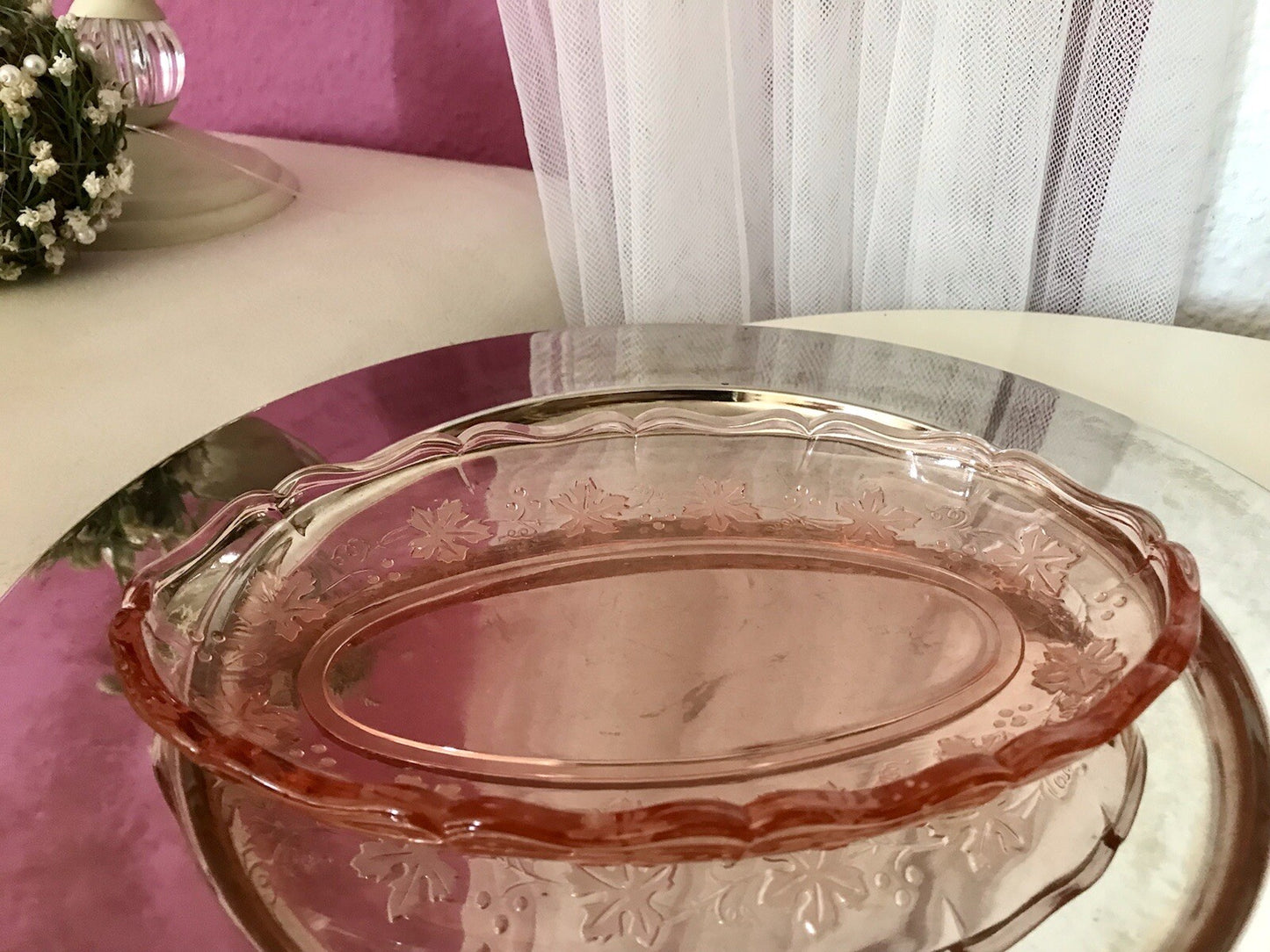 Antik Art Déco Pressglas ovale Schale Tablett Rosalin Rosa Glas Weinranken