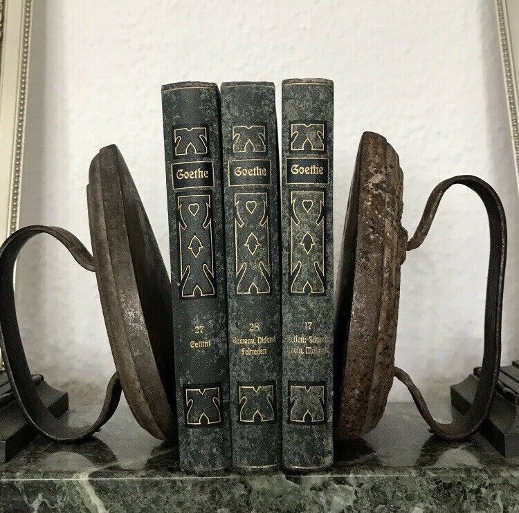 Antik alt 2 Bügeleisen Eisen Bandhenkel Auch als Buchstützen 1 mit Ligatur!