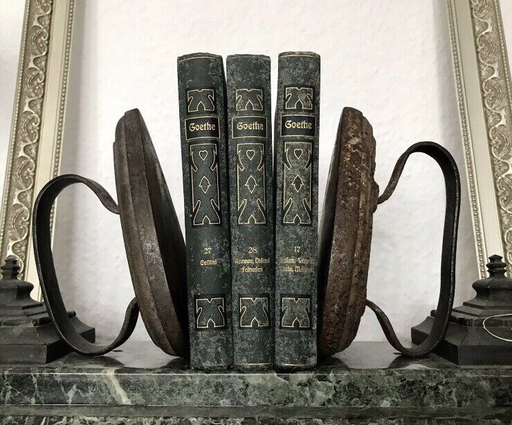Antik alt 2 Bügeleisen Eisen Bandhenkel Auch als Buchstützen 1 mit Ligatur!