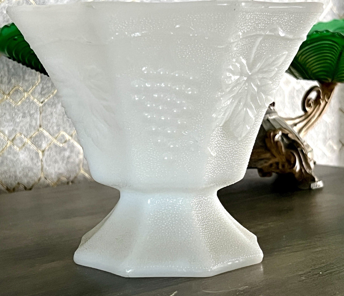 Antik Art Déco 1 Schale Glasvase Vase Pressglas Opalin Weiß Glas Weinranken