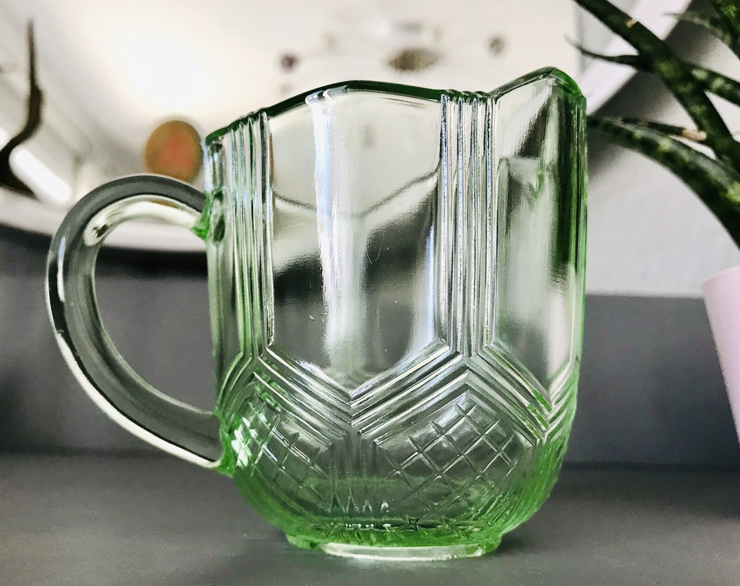 Antik Art Déco Pressglas Sahnegießer Milchkännchen Kännchen Glas kanariengrün