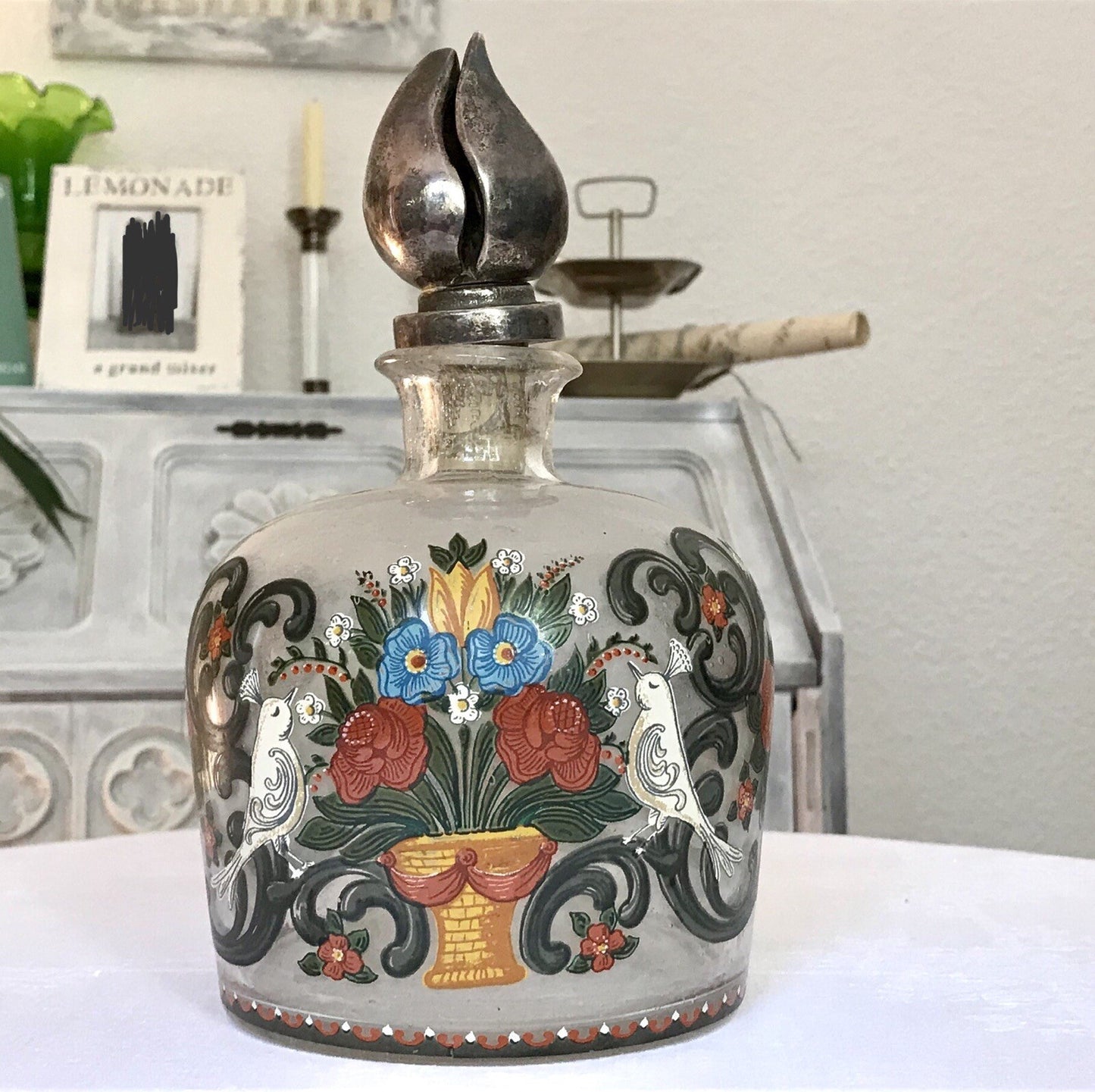 Alt Vintage Design Karaffe Dekanter versilberter Stopfen Bauernmotiv