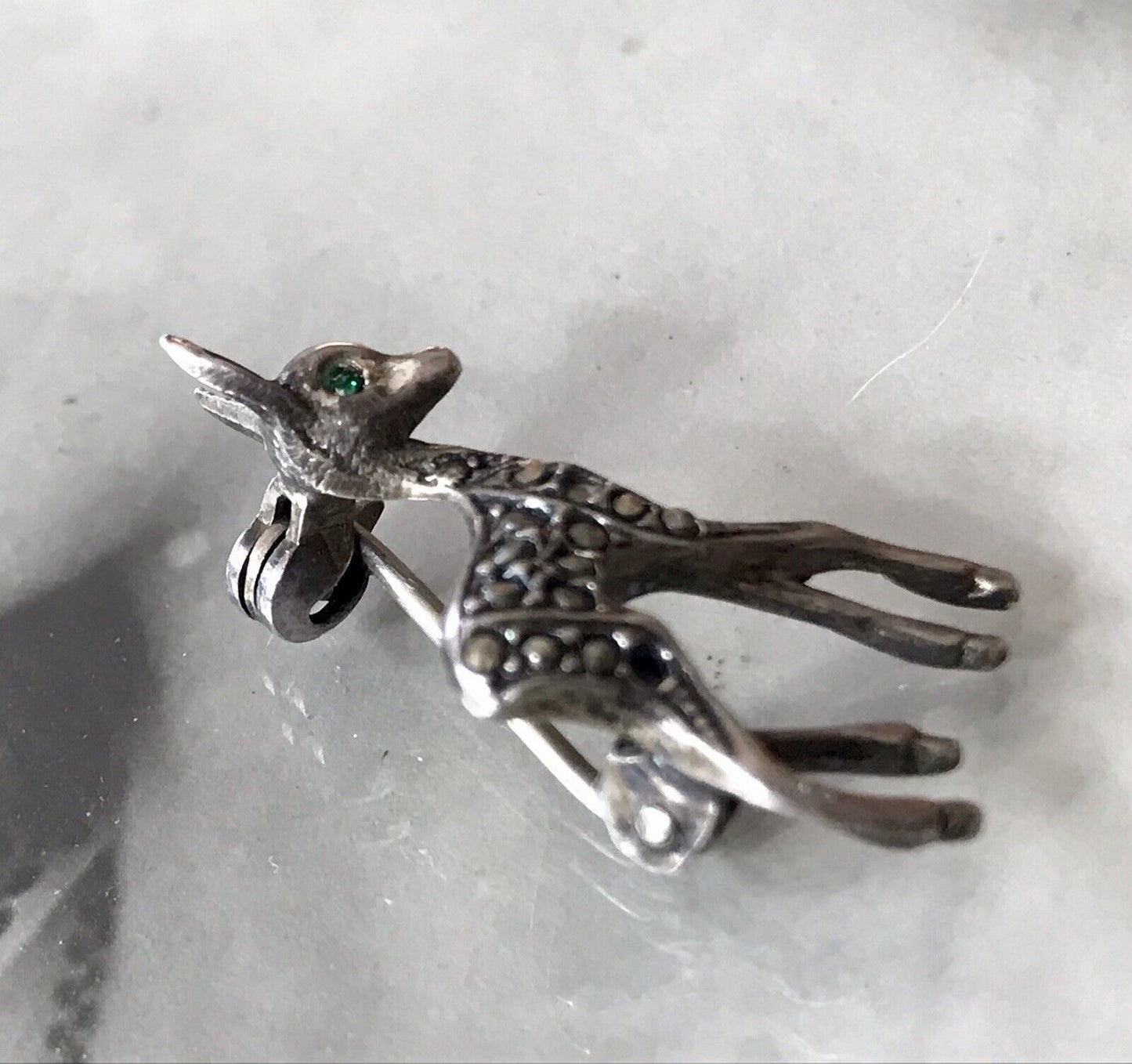 Antik Art Déco Edel Brosche Silber 835 Markasite Rehkitz Grüne Augen