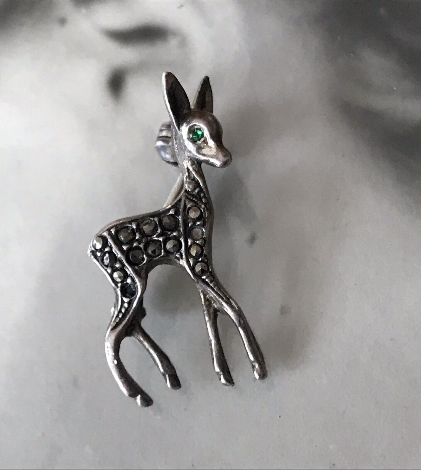 Antik Art Déco Edel Brosche Silber 835 Markasite Rehkitz Grüne Augen