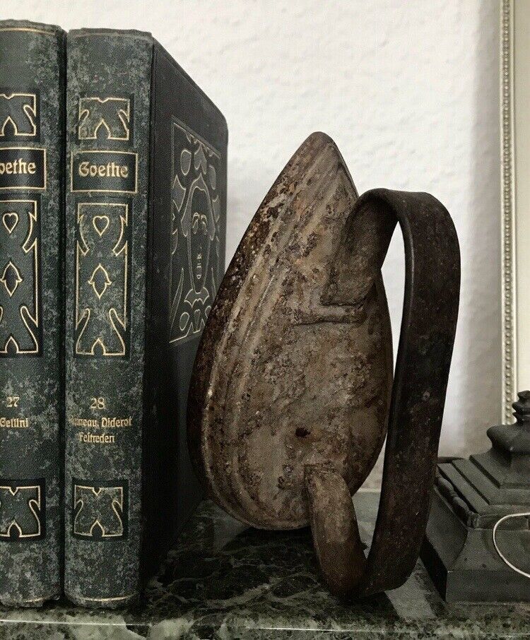 Antik alt 2 Bügeleisen Eisen Bandhenkel Auch als Buchstützen 1 mit Ligatur!