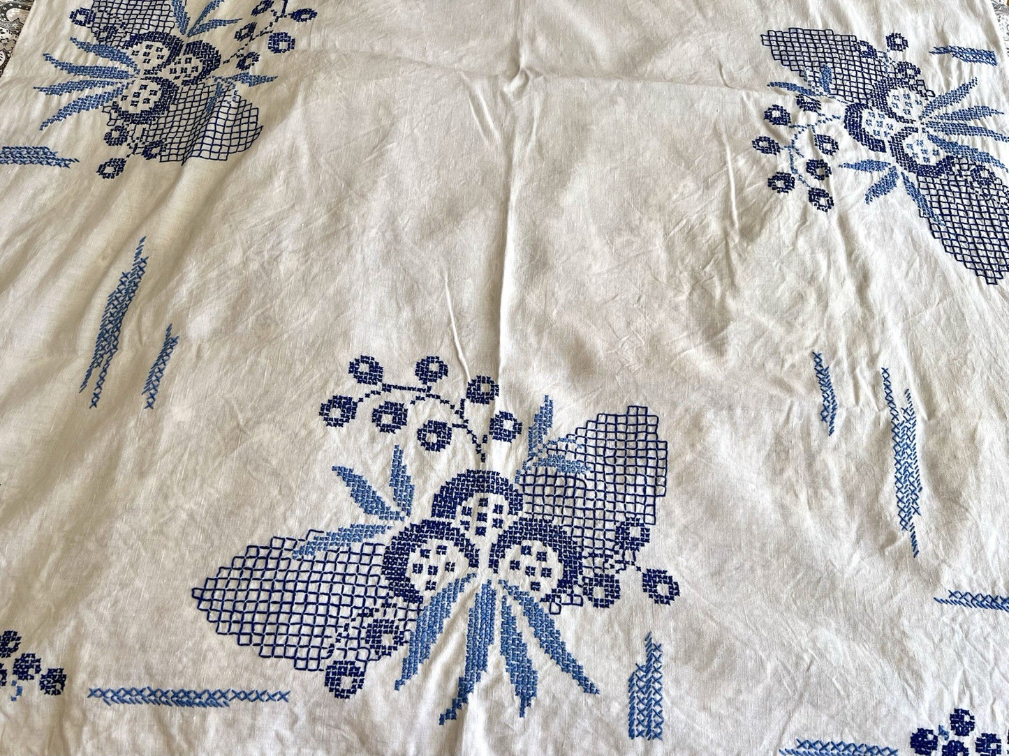Antik Tischdecke Art Deco Stickerei bestickt weiß Blau Leinenmischung 154x140