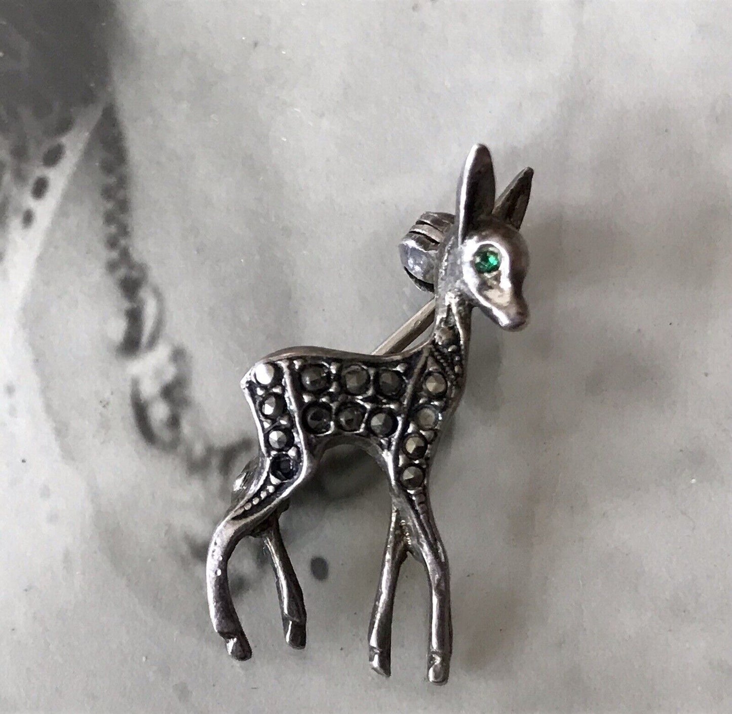 Antik Art Déco Edel Brosche Silber 835 Markasite Rehkitz Grüne Augen