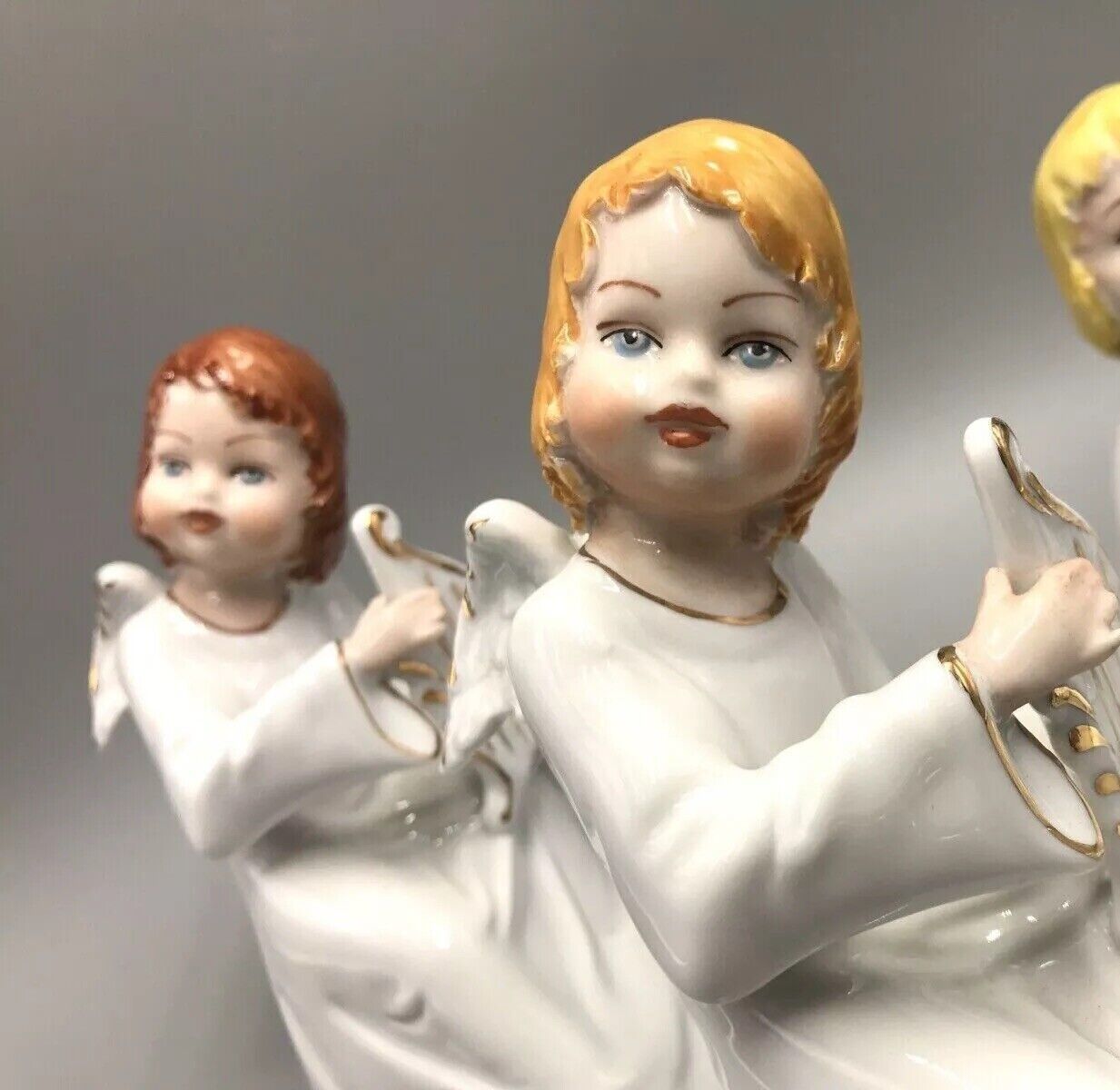 Weihnachten 2 ältere schöne 19 cm große Engel mit Harfe Porzellan Figuren