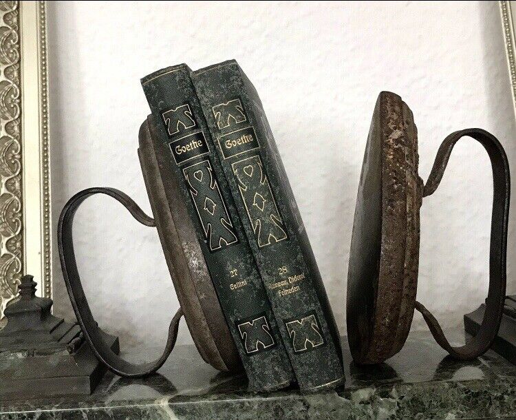 Antik alt 2 Bügeleisen Eisen Bandhenkel Auch als Buchstützen 1 mit Ligatur!