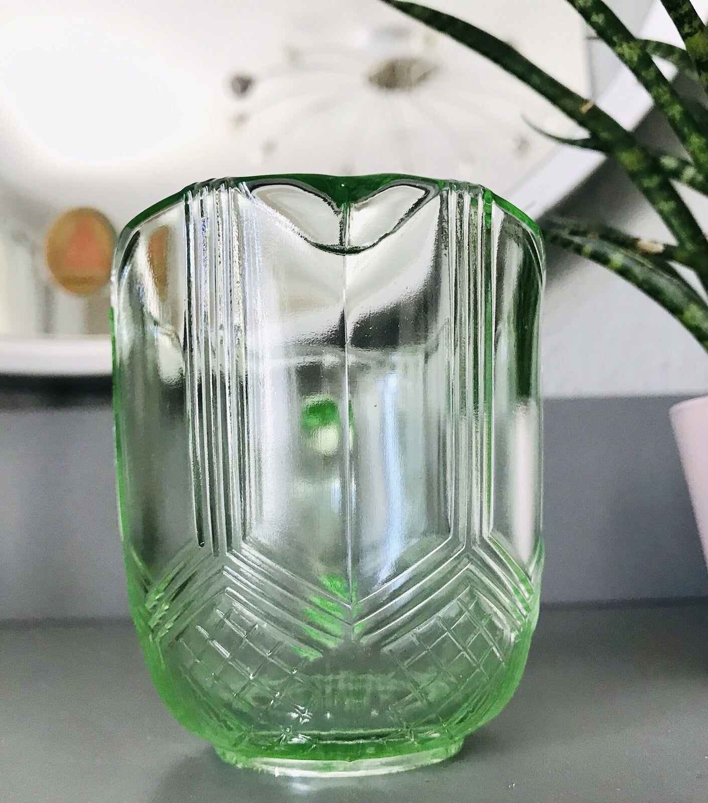 Antik Art Déco Pressglas Sahnegießer Milchkännchen Kännchen Glas kanariengrün